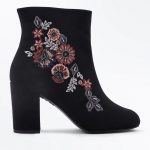 Boots noires brodées à fleurs