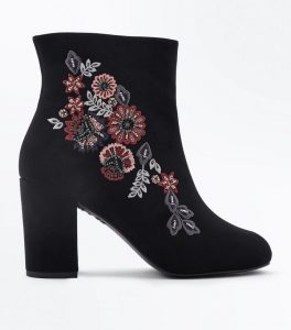 Boots noires brodées à fleurs